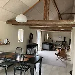 宝鼎公寓 比隆